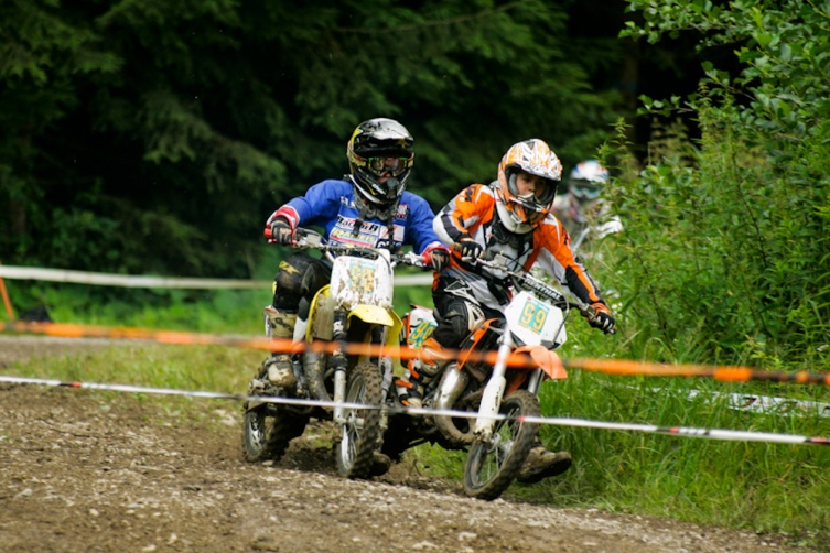 Showdown der Wild Child - Piloten mit 20 jungen Nachwuchstalenten. Schönes Duell auf der Strecke: Der 12-jährige Pauli Simmer aus Oberösterreich gegen den 11-jährigen Steirer Florian Leban (Foto: www.sportpixel.eu)