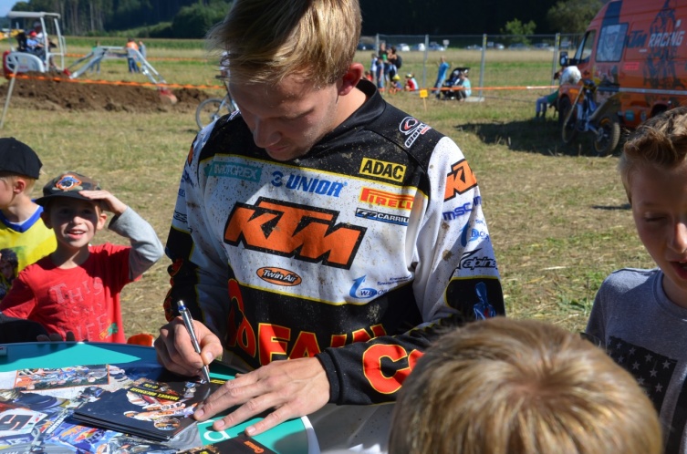 Die Autogrammstunde mit Motocross-Staatsmeister Manuel Obermair war ein weiteres Highlight beim Ferienspass! (Foto: Tom Katzensteiner)