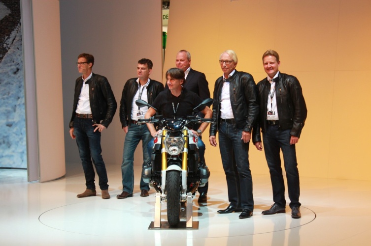 Das BMW Team stellt die R 1200 R vor