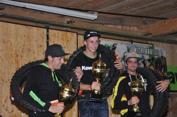 MX 2 Staatsmeister Michi Kratzer feierte gemeinsam mit seinen Teamkollegen Christoph Heinz und Seppi Fally! (Foto: Heti/supercross.at)