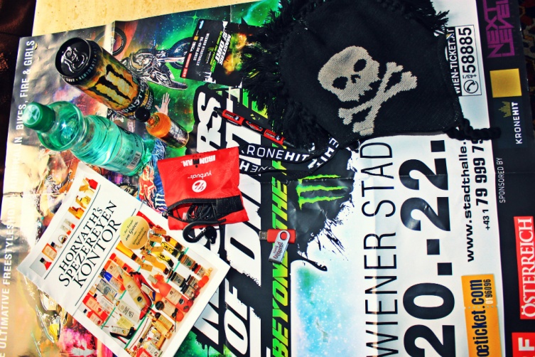 Der Inhalt des Goodie Packs: Plakat, Kopfhörer, Energy Drink, USB Stick, Winterhaube, Vodka etc...