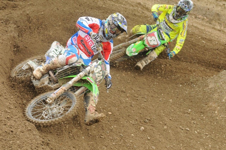 Ein ganz besonderes Duell in der MX 2 Klasse: Alex Banzirsch gegen Michael Kratzer (beide Kawasaki) - Foto: Heti/supercross.at