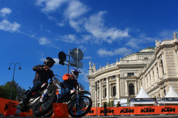 Karl Katoch und Chris Schipper winden die KTM Freeride E´s besonders würdevoll im 1.Bezirk aus