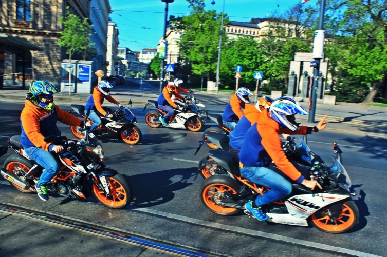 KTM Geschäftsführer führt die KTM Flotte über die Wiener Ringstrasse - Ehrenschutz Deluxe