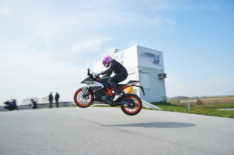 Ein rosa Helm schlägt sich zwar mit der Farbe Orange, aber die KTM RC125 ist eh schwarz