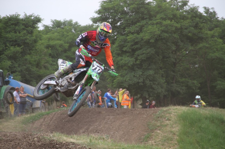 David Schöfbeck dominiert heuer die Pro MX 2 Landesmeisterschaft. Der 21-jährige Kawasaki-Pilot aus Horn sicherte sich in Parndorf den Sieg im zweiten Lauf zur MX 2 Klasse! (Foto: mx-greenergy.at/Auferbauer)