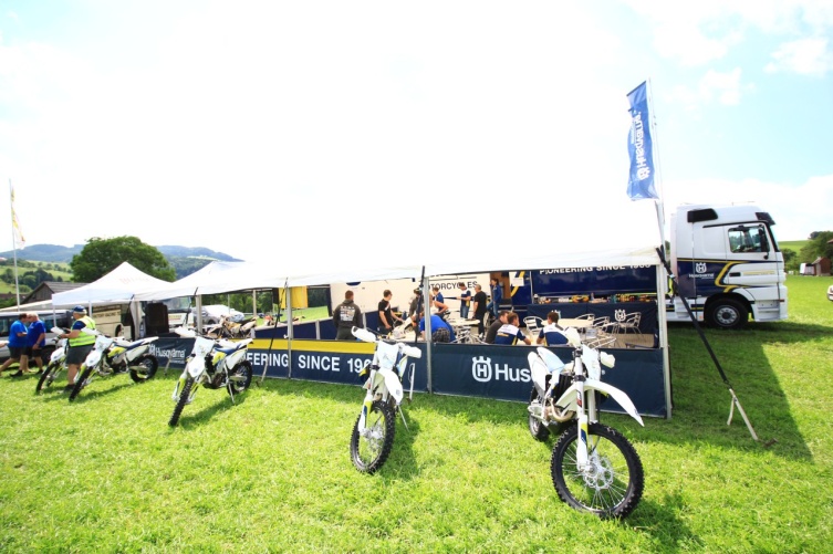 Schlechtes Foto - Tolle Enduro Motorräder von Husqvarna