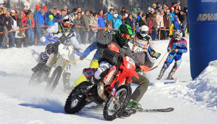 Ein einzigartiges Spektakel in Gosau verbindet Motor- und Skisport.