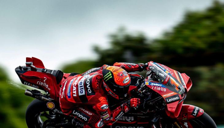 Ducati holt mit Bagnaia den Sieg, Aprilia landet auf P2 und KTM holt die sensationellen Plätze 6 und 7.