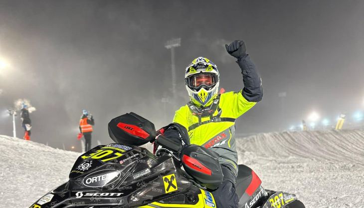 Das Wildkogel Bacher-Skidoo Summercross Rennen geht dieses Jahr in die dritte Runde und verspricht erneut ein actiongeladenes Schneemobilrennen zu werden. 