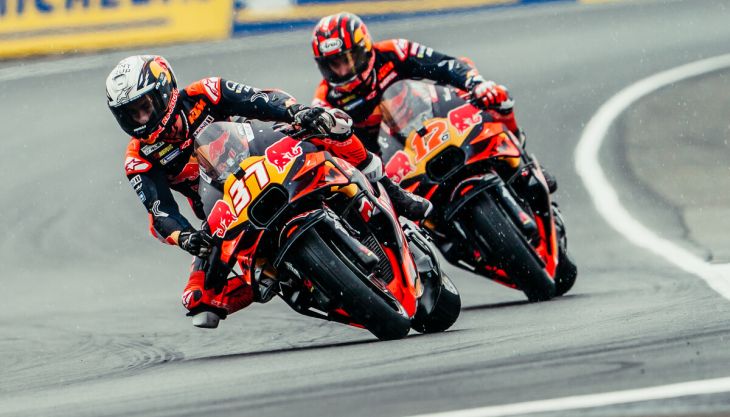 Pedro Acosta stellt sich mit der KTM RC16 hervorragend von der trockenen auf die nasse Strecke um und kommt seinem ersten Podiumsergebnis 2025 sehr nahe.