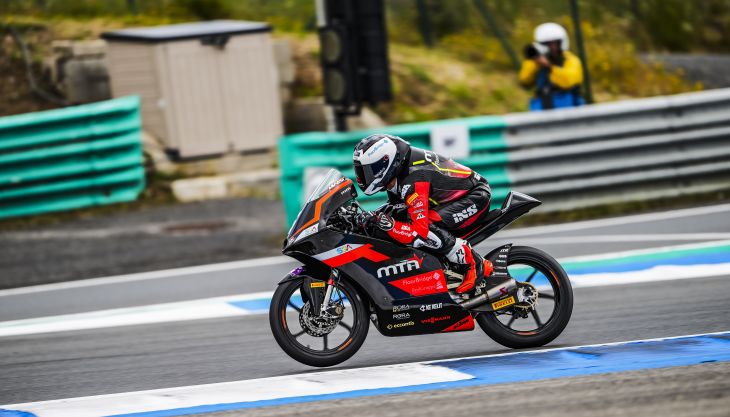 Der Auftakt zur FIM JuniorGP Moto3-Weltmeisterschaft 2025 verlief für Leo mit einem Top-10-Ergebnis in Estoril sehr erfolgreich.