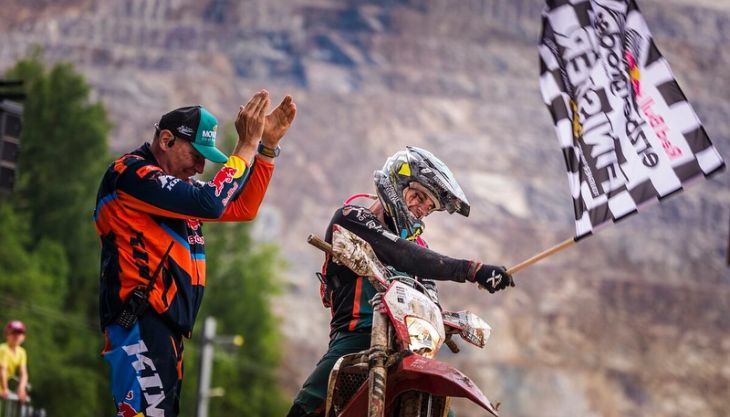 In einem unfassbar spannenden Finale fährt Dieter Rudolf bei 03:58:01,037 noch ins Ziel und ist somit mehr als stolzer Finisher!