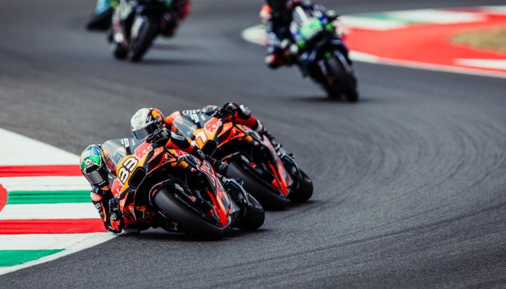 Das Hochgeschwindigkeits-Autodromo Mugello ist nichts für schwache Nerven, aber Pedro Acosta und Brad Binder drehten kräftig am Gas der Red Bull KTM RC16, um beim neunten Lauf der MotoGP 2025 die Plätze 8 und 9 zu belegen. 
