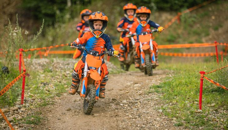 Kreativ, interaktiv und spannend – so präsentiert sich das diesjährige Sommerprogramm der KTM Motohall.