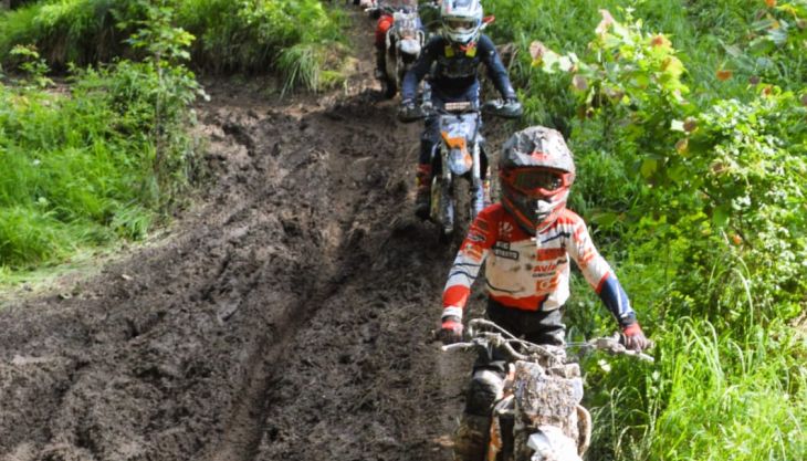 Nicht nur Kinder und Jugendliche, sondern auch Damen haben Spaß an Enduro - und Roots of Türnitz bot dazu beste Voraussetzungen!