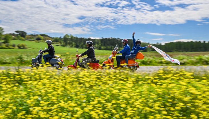 Im Jahr 2026 wird die Vespa 80 Jahre alt und feiert dieses Jubiläum vom 25. bis 28. Juni in Rom mit der größten Party in der Geschichte der legendären Rollermarke. 