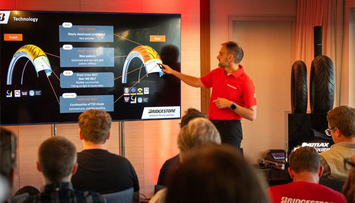 In diesem Jahr stellte Bridgestone seinen neuen Sporttouring-Reifen T33 vor – und das erforderte eine weltweite Pressekonferenz.