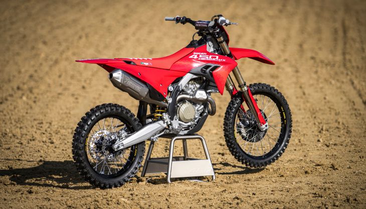 Ducati Performance bietet eine Reihe von Zubehörteilen an, um die Performance zu maximieren und in Trainings oder Rennveranstaltungen zu dominieren.