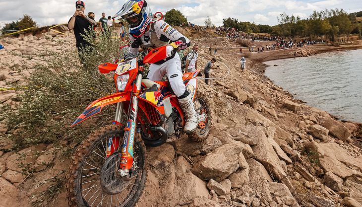 Manuel Lettenbichler vom Red Bull KTM Factory Racing Team erlebte ein dramatisches Ende beim Hixpania Hard Enduro 2025 in Spanien, wo er aufgrund einer späten Entscheidung auf den vierten Platz zurückgestuft wurde.