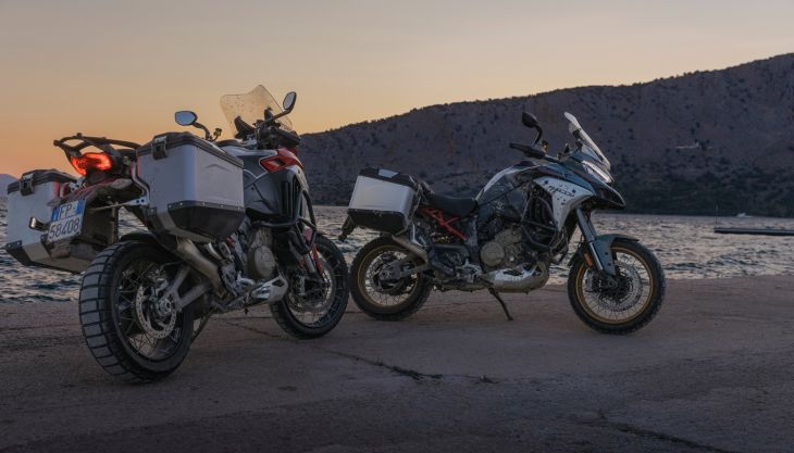 Die Multistrada V4 Rally ist der ideale Begleiter für Langstreckenreisende – dank ihres 30-Liter-Tanks, des adaptiven DSS-EVO-Fahrwerks mit längeren Federwegen, des hohen Komforts für Fahrer und Sozius sowie der Fähigkeit, jedes Terrain zu meistern.