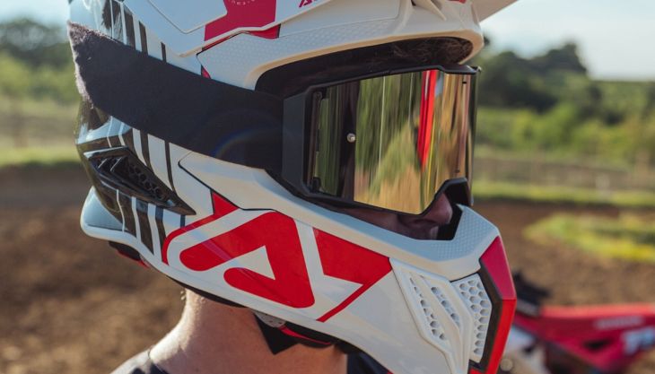 Auf der EICMA 2025 präsentiert Acerbis seinen neuen Offroad-Helm Airstrike-C, der von Grund auf vom Acerbis-Forschungs- und Entwicklungsteam, Testern und Fahrern entwickelt wurde. 