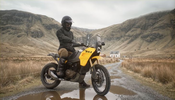 Die neue BSA Thunderbolt, die auf der EICMA 2025 vorgestellt wurde, ist das erste Adventure-Bike der britischen Marke und wird Mitte 2026 auf den Markt kommen. 