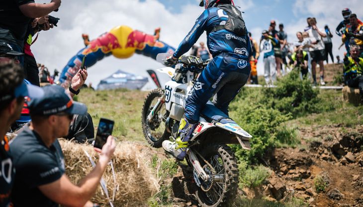 Billy Bolt von Husqvarna Factory Racing hat die FIM Hard Enduro-Weltmeisterschaft 2025 dank eines hervorragenden dritten Platzes beim Roof of Africa – dem siebten und letzten Lauf der Saison – als Vizemeister beendet.