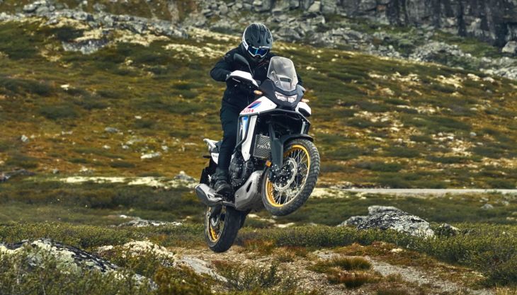 Die Honda XL750 Transalp 2026 betritt die Bühne der EICMA und ist exklusiv mit dem innovativen elektronischen Steuerungssystem E-Clutch ausgestattet.