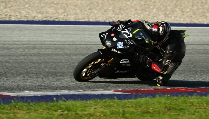 Oliver Grünberger ist Verkaufsleiter bei Bridgestone Motorradreifen und weiß wovon er spricht - denn er trägt selbst die Leidenschaft für aktiven Motorsport in sich.