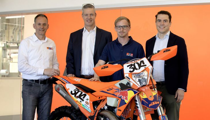 Red Bull KTM Factory Racing freut sich, die Verlängerung seiner langjährigen Partnerschaft mit DHL Express bis 2028 bekannt zu geben und damit die erfolgreiche Zusammenarbeit fortzusetzen, die 2008 begann.