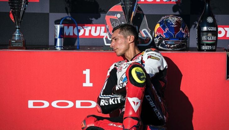 Toprak Razgatlioglu heizt bereits jetzt die Stimmung mit seiner persönlichen Herausforderung an Marc Marquez an – er träumt nach seiner Eingewöhnung bei Yamaha von einem Podiumsplatz in der MotoGP im Jahr 2026.