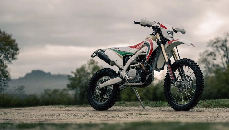 Die italienische Edel-Schmiede Bimota meldet sich mit einem spektakulären Neuzugang im Offroad-Segment zurück: der BX450, einem kompromisslosen Enduro-Bike, das Racing-Gene von Kawasaki mit italienischer Handwerkskunst verbindet.