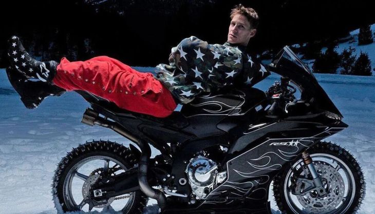 Mit einem Auftritt, der eher an ein Kunstprojekt als an ein Rennmotorrad erinnert, präsentiert Fabio Quartararo seine Yamaha R9 in einem spektakulären Winter-Outfit.