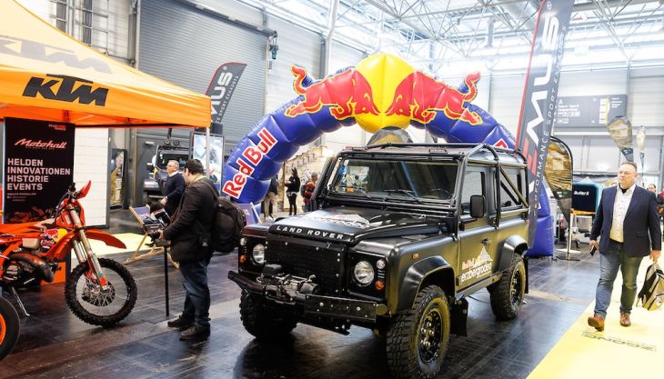 Bikes, Fahrzeuge & Highlights: Zu sehen waren unter anderem Segway Powersports Side-by-Side-Fahrzeuge, der Red Bull Erzbergrodeo Defenderals rollender Ausblick auf das kommende 4x4 Red Bull Erzbergrodeo, sowie das Red Bull Erzbergrodeo Buch mit Geschichten und Bildern vom weltweit härtesten Enduro-Rennen.