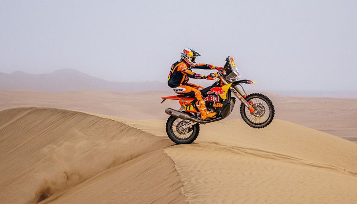 Red Bull KTM Factory Racing hat die anspruchsvolle 10. Etappe der Rallye Dakar 2026 erfolgreich absolviert. 