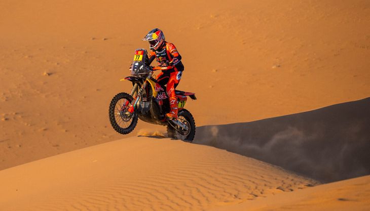 Luciano Benavides vom Red Bull KTM Factory Racing Team hat mit seinem Sieg in der achten Etappe seinen zweiten Sieg in Folge bei der Rallye Dakar 2026 errungen.