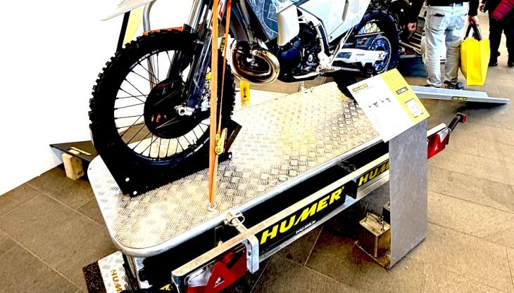 Der kompakte HUMER Motorradanhänger. Praktisch, wertig, fair kalkuliert – und aktuell ein echtes Schnäppchen für Fahrer, die ihr Bike unkompliziert und sicher transportieren wollen.