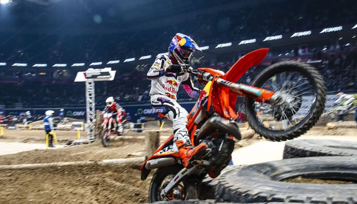Manuel Lettenbichler vom Red Bull KTM Factory Racing Team kehrte beim fünften Lauf der FIM SuperEnduro-Weltmeisterschaft 2026 in Serbien zurück und zeigte eine konstante Leistung, die ihm den sechsten Platz in der Prestige-Klasse einbrachte.