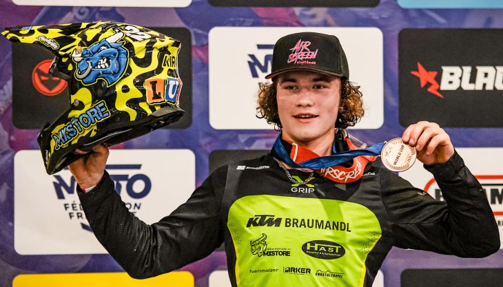 Die FIM SuperEnduro WM 2025/26 ist entschieden und der 18-jährige Ennstaler, Luca Kropitsch aus Sankt Gallen in der Steiermark, hat sein Ziel, die Youth Class (Jugend Klasse) in den TOP 3 abzuschließen mit seiner Braumandl-KTM souverän erreicht.