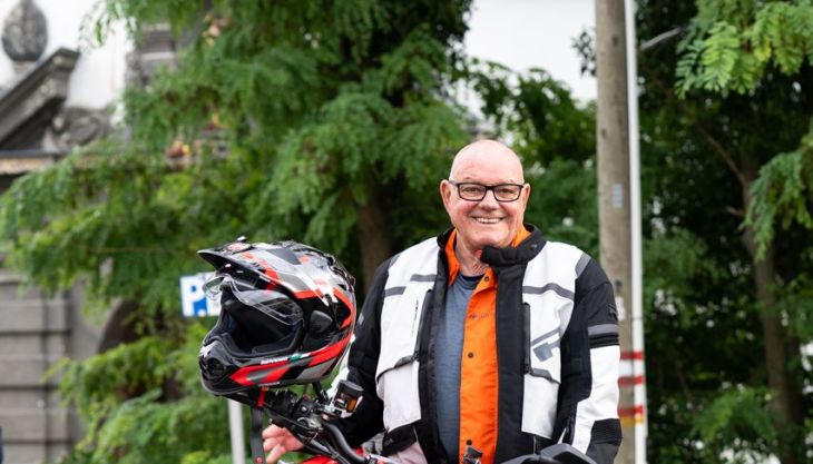 Mittlerweile versteht es sich von selbst: Die Tradition der Biker-Fahrt mit Intendant Wolfgang Böck zu den Schloss-Spielen Kobersdorf wird jede Saison gelebt und zählt bei einer Vielzahl von Bikern zu den Höhepunkten des „Motorsommers“.