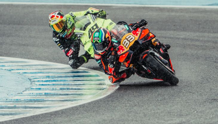 Brad Binder hat heute auf dem verregneten Circuit de Jerez einen hektischen und spannenden Sprint-Grand-Prix von Spanien von Start bis Ziel gemeistert. Der Südafrikaner brachte seine Red Bull KTM Factory Racing RC16 beim vierten Saisonlauf auf den vierten Platz.