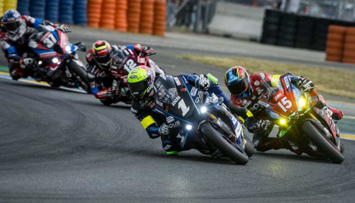 Das Yamalube YART Yamaha EWC Official Team mit Marvin Fritz, Karel Hanika und Leandro Mercado fuhr nach einer fehlerfreien Leistung einen sensationellen Sieg bei den 24 Stunden von Le Mans ein, sicherte sich damit zwei Siege in Folge und startete perfekt in die Titelverteidigung in der FIM-Langstrecken-Weltmeisterschaft.
