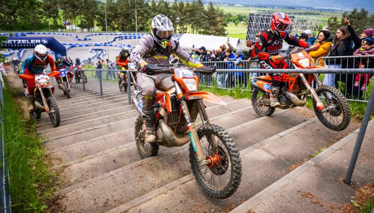 Wenn Motoren heulen und Staub in der Luft liegt, dann ist es wieder soweit – die Enduro Trophy startet in ein neues Rennwochenende.