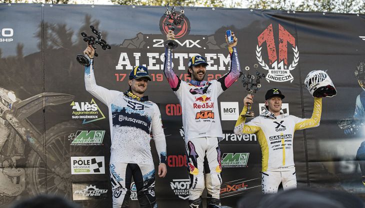 Manuel Lettenbichler vom Red Bull KTM Factory Racing Team hat seine Saison in der FIM Hard Enduro-Weltmeisterschaft 2026 mit einem Sieg auf dem anspruchsvollen Kurs von Alestrem in Frankreich erfolgreich eröffnet. 