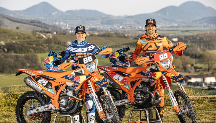 Red Bull KTM Factory Racing geht mit einem außergewöhnlich starken Fahrergespann in die FIM EnduroGP-Weltmeisterschaft 2026: Titelverteidiger Josep Garcia und Andrea Verona treten gemeinsam für das Team an, das erneut auf Erfolgskurs in der höchsten Enduro-Kategorie ist. 