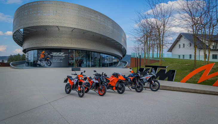 An allen Osterfeiertagen geöffnet: Die KTM Motohall lädt zum Saisonstart ein – mit drei Ausstellungsebenen, den Sonderausstellungen „Legends of the Dakar“ und „30 Years of Duke“ sowie einem besonderen Familien-Frühjahrs-Programm voller außergewöhnlicher Highlights.