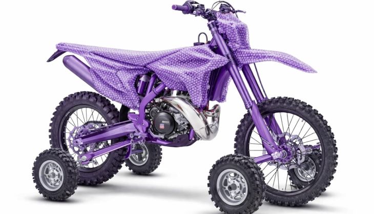 Wenn Innovation auf gesunden Wahnsinn trifft, entsteht etwas, das die Offroad-Welt so noch nicht gesehen hat: unsere neue Enduro mit integrierter Luftpolster-Verkleidung und optionalem „Anti-Umfall-Stützradpaket“.