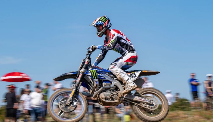 Tim Gajser vom Monster Energy Yamaha Factory MXGP-Team und Janis Reisulis vom Monster Energy Yamaha Factory MX2-Team starteten beim vierten Lauf der FIM-Motocross-Weltmeisterschaft mit beeindruckender Geschwindigkeit in den MXGP von Sardinien.