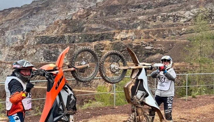 Kein Vergleich, sondern die direkte Gegenüberstellung zweier der modernsten Strombikes am internationalen Markt, wo die Unterschiede gerade für den Einsatz rund um das kommende Red Bull Erzbergrodeo kaum größer sein könnten. 